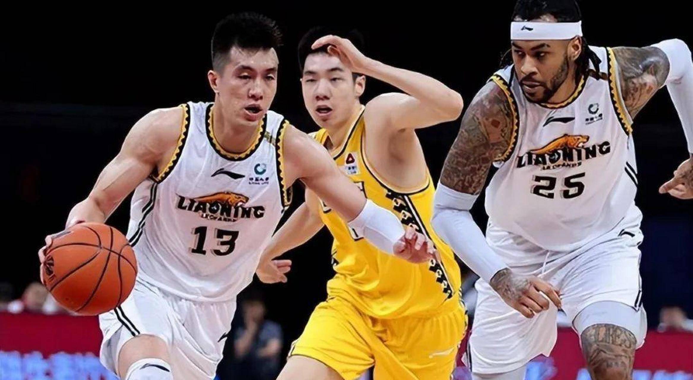 篮球联赛中球队实力相当，赛事悬念迭起